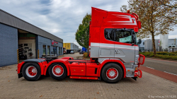 20251019-Tom-Holding-00155